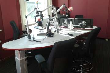 Levering bureaustoelen radio studio